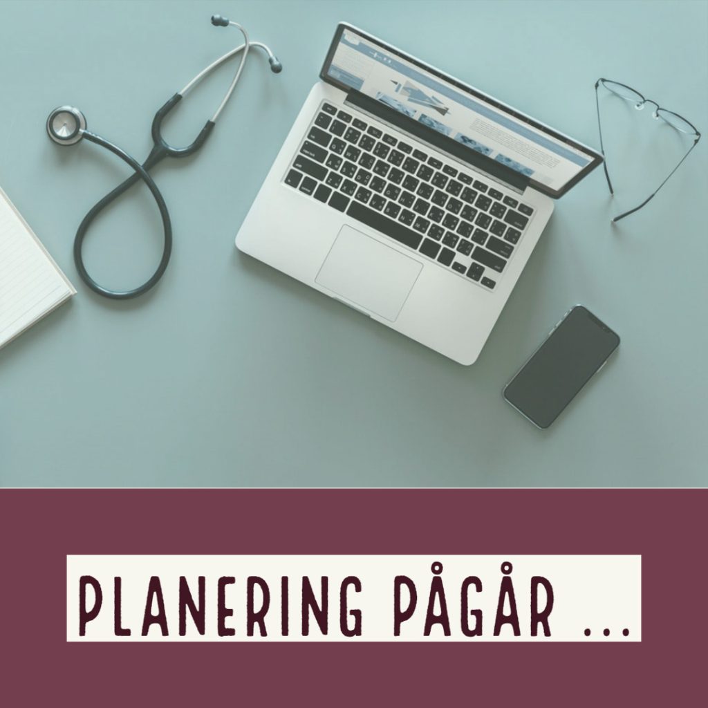 "Planering pågår" står under bilden av ett skrivbord med stetoskop, dator, telefon och glasögon. Tiden för planering kan ha svårt att räcka till när det är en hektisk vecka.