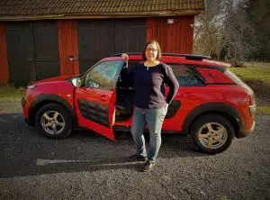 Bild på röda och svarta Vetmobilen och i förgrunden står veterinär Agneta Andersson. Bilden är en länk till eventet Vetmobil kommer på besök i september.