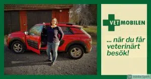Veterinär Agneta Andersson står vid Vetmobilen, en röd och vit Citroën C4 cactus. Texten Vetmobilen - när du får veterinärt besök! står i grönt på gul botten bredvid. Bilden är en del av historien fram till Vetmobilen 5 år.
